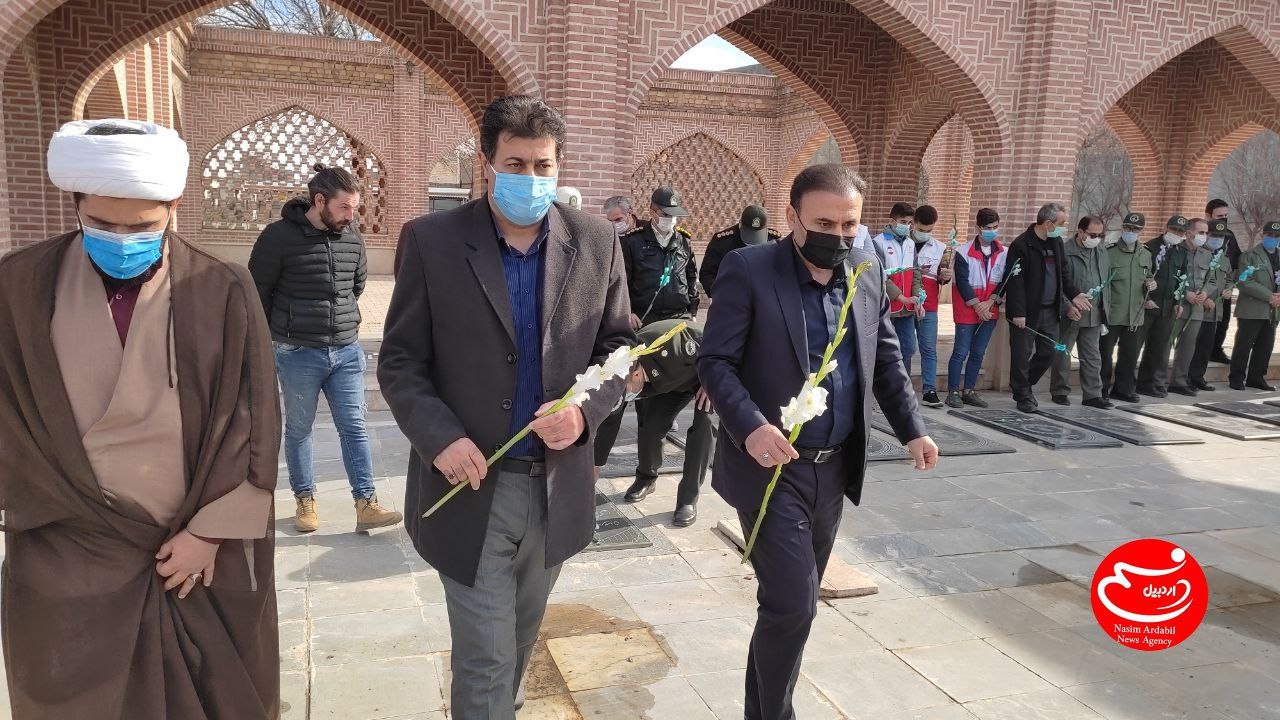 مراسم مهمانی لاله ها در مزار شهدای شهرستان پارس آباد برگزارشد