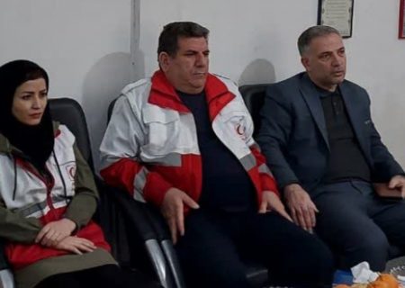 روزنه گرمای مهربانی داوطلبان هلال احمر پارس آباد بر قلب معلولان و نیازمندان شهر در شادی شب یلدا