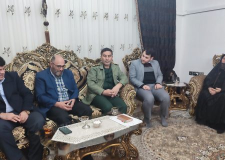 دیدار مدیر آموزش و پرورش و فرمانده سپاه شهرستان پارس آباد با خانواده های شهدای دوران دفاع مقدس