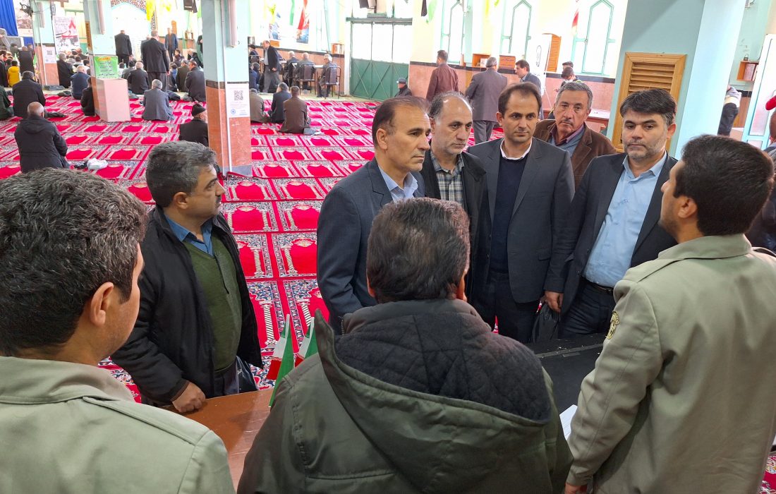 بازدید فرماندار از برگزاری میز خدمت ادارات در مصلی امام خمینی (ره) پارس آباد